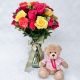 florero de rosas de colores con oso de peluche 